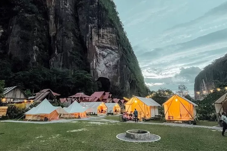 Anak-anak bermain di tepi Danau Maninjau